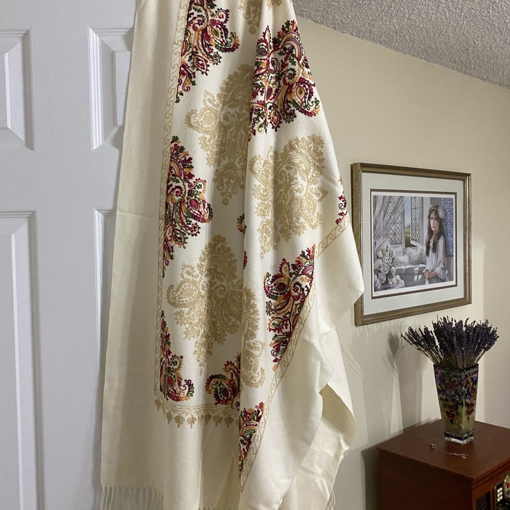 Beautiful wool scarf from Romania